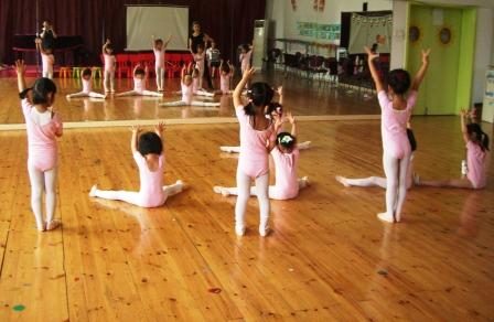红黄蓝儿童艺术团之舞蹈课程