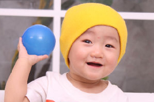 扔纸球+神奇的纸盒_开发0-3岁宝宝右脑的8则